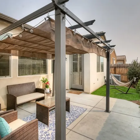 Clovis House, Sleeps 10, Hammock, Covered Patio, Game Table Отели в г. Кловис
