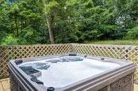 5Min to Lake, 20Min to NRG, Hot Tub, Fire Pit, BBQ. Quiet&Secluded. Pet Friendly
