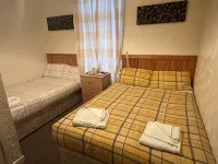The Stage Door Hotel Hoteles cerca de Playa Central