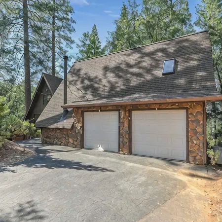 Chalet in Stanislaus National Forrest near Murphys w/ privacy and canyon views