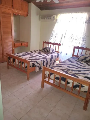 Beautiful and Cozy 3 Bedroom Home in walking distance to the beach and shops! โรงแรมใน