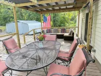 Modern 3 Bdrm Cottage Retreat by the Springs - Homestays