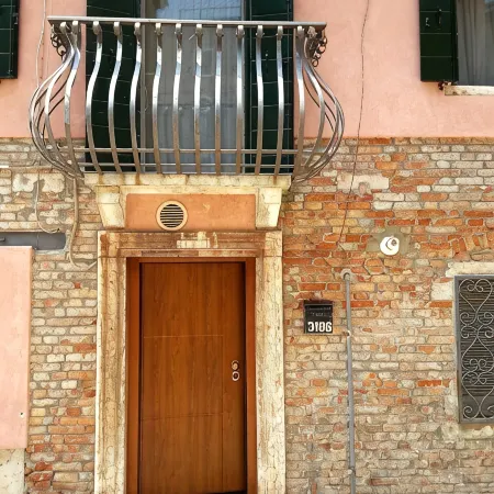 Venice Cadeau - In Cannaregio's quite area amazing location perfect for 5 people
