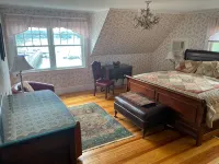 Large Victorian Home Overlooking the Atlantic Ocean and York Harbor Beach - Homestays