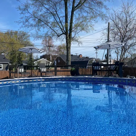 Hot tub/pool/firepit/ 3 bedroom Home center of town 2 Livingroom's sleeps 12