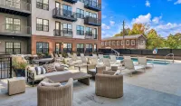 2-Story Penthouse  2 Balconies, Skyline View, Pool, Gym, Yoga Studio & Workspace - Balkoner