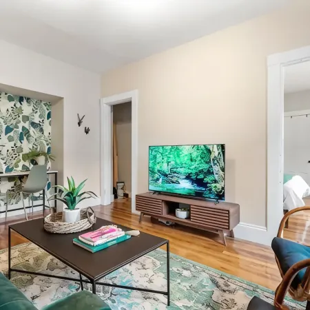Garden Getaway 2BR Minutes to Salem, Beach, and train to Boston!