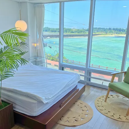 Jeju Beyond the Sea House (Beachfront Location) Отели рядом с достопримечательностью «Храм Кымбунса»