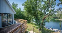 Beautiful Lakehouse with private dock on Apple Canyon Lake!
