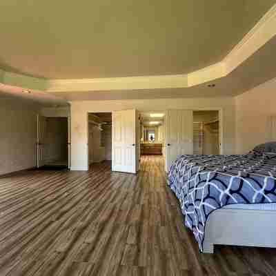 Spacious 4300 sq ft Bay Escape – On Golf Course & Near to Beach and Trials Rooms