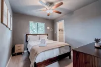 Austin Retreat • Hot Tub & Relaxing Patio - Bungalows
