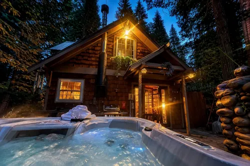 Cozy Yosemite Retreat • Private Hot Tub • BBQ • 2 Mi from Yosemite - 4-Star