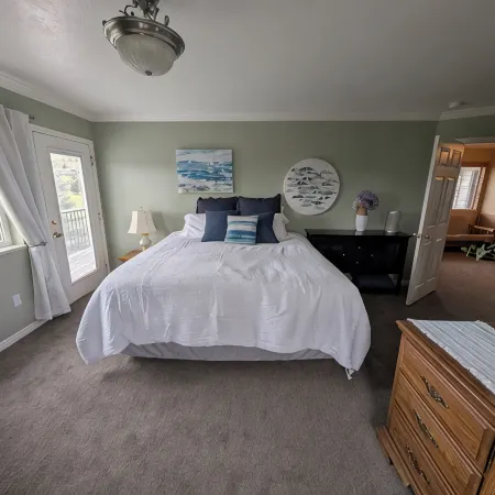 Golf Course Lakehouse with fantastic views of the lake, mountains & golf course.