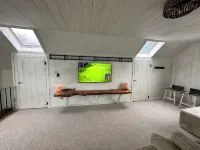 步行可至海灘! 度假屋，可遠眺海景並聆聽海浪. 寬敞起居區