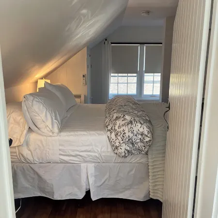 Romantic, Two Blocks to Main Street and Water. Queen bedroom and Two Bathrooms.