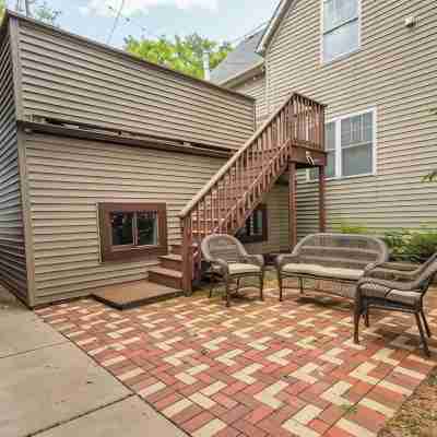 Downtown home w/ rooftop patio - walk everywhere! Hotel Exterior