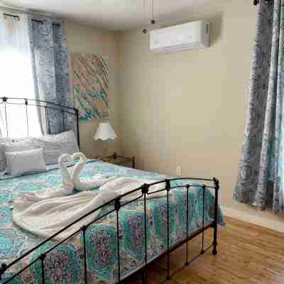 DeLamboBeach: Cozy Retreat 2BR 2BA Near UTMB ,Cruise Port & The Strand. Rooms