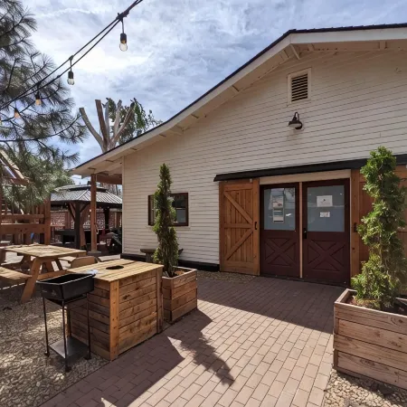 Bunk & Brew Historic Lucas House - Hostel