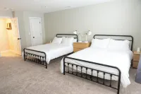 NEW Springmill Escape in Westfield - 2 king beds, office, fenced yard and more