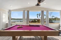 Luxury Hideaway - Lakefront - Mini Golf, Pool + More! - Wifi