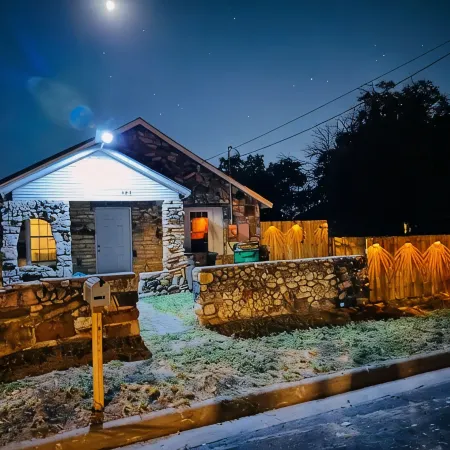 Welcome to Cozy Stone Cottage 3 bedrooms and 1 bathroom house.