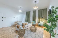 City Escape w/ 2 Bath, 10 beds, We Pay 1/2 Parking