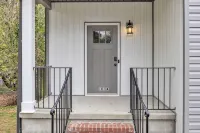 Greer Charm: Pet-Friendly 2BR with Fire Pit