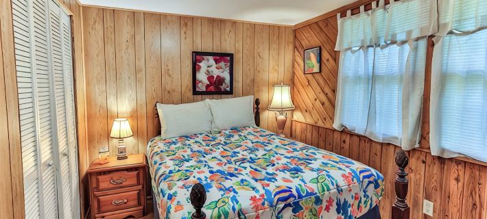 Charming 2-bedroom bungalow in fabulous Homosassa with AC, WiFi Hotels in Homosassa