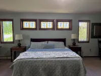 Large Vacation Home Across from Lake Superior & Short Walk to Lighthouse!! - 3 estrellas