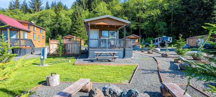 Rainforest Tiny Home Retreat: Woodsy Hotels in Forks