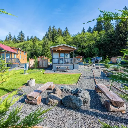 Rainforest Tiny Home Retreat: Woodsy