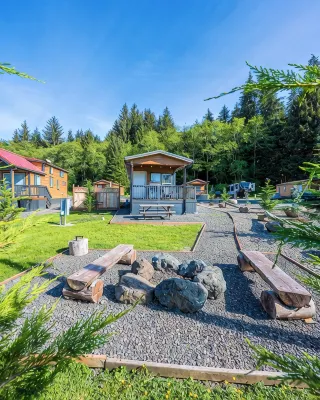 Rainforest Tiny Home Retreat: Woodsy