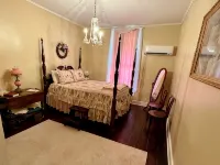 LA BELLE MAISON - Beautiful 1850 Historical home just across from Lions Park! Hotels in Jefferson