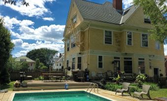Lovely private Carriage House on Historic Property