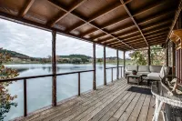 Private cabin on 10 acre lake, 4.5 miles from Boerne - 4성급