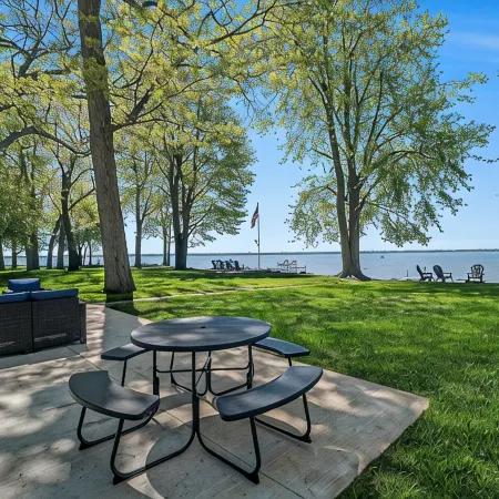 Lakefront 3-bedroom cottage on Sand Point with AC, WiFi, King bed, Firepit