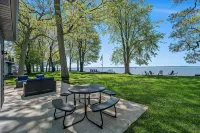 Lakefront 3-bedroom cottage on Sand Point with AC, WiFi, King bed, Firepit