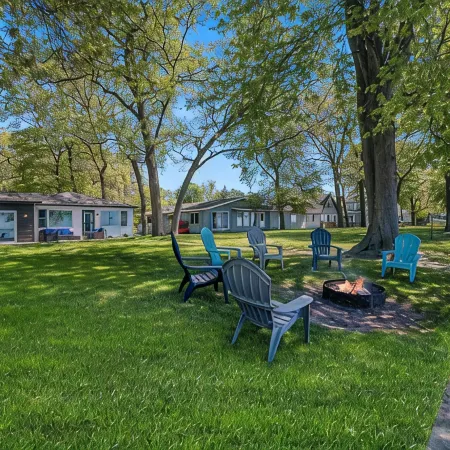 Lakefront 3-bedroom cottage on Sand Point with AC, WiFi, King bed, Firepit