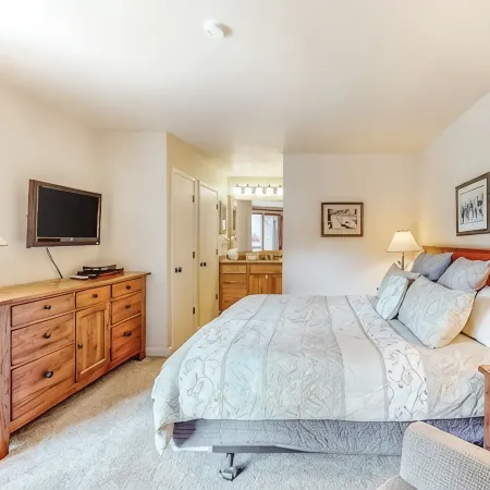 Top-Floor Condo Near Lifts With Hot Tubs, Pool, Washer/Dryer, On Demand Shuttle