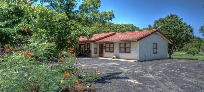 4-bedroom house in Utopia with 450’ of private crystal clear Sabinal river front Hotels in Uvalde County
