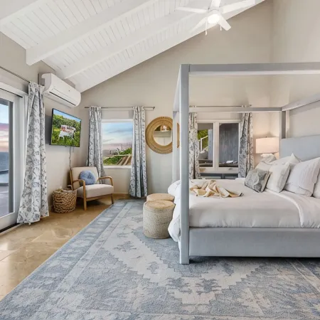 Gorgeous 5-BDRM Villa Maxine- Located on Famous Peterborg- Pool- Oceanside