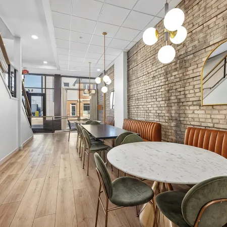 BlueJay Hotel Отели рядом с достопримечательностью «Арена «Ван Андел»»