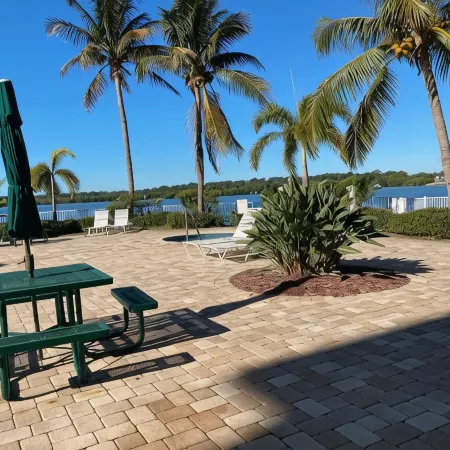 Amazing Waterfront Condo - 2 bedroom 2 bath - Large Balcony   Comfortable Condo