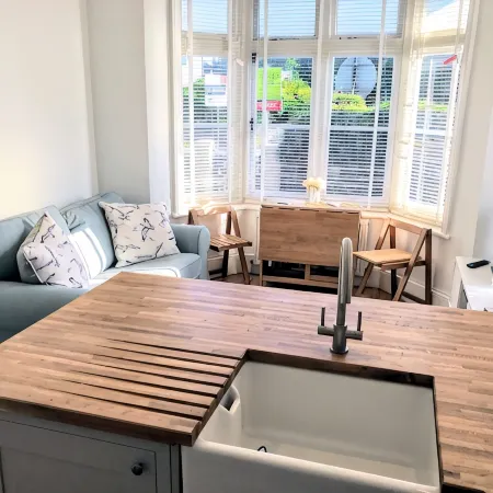 Charming 2 br apartment next to worthing station, close to town and seafront Отели в г. Уэртинг