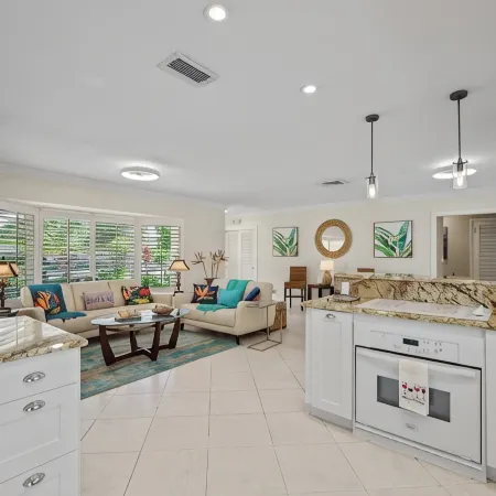Screened-In Heated Pool and 5 min from the beach. Child friendly.