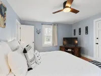 BOHO BUNGALOW - STEPS FROM HISTORIC DOWNTOWN APEX<br> Hotels in Apex