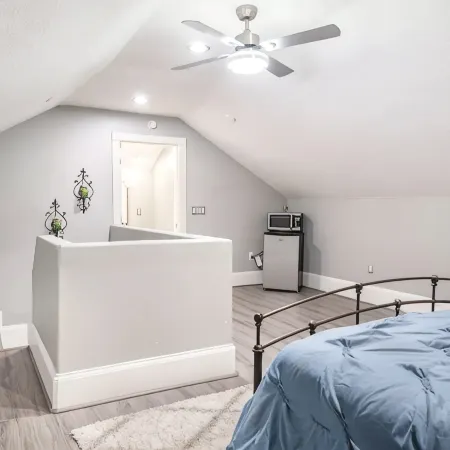 RENOVATED LUXURY 6000 sqft Mansion in Downtown Orlando SLEEP 14 NEAR Theme Parks
