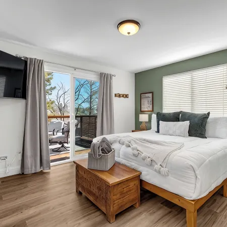 Backyard Summer Getaway Great for Family & Friends- Close to Convention Center!