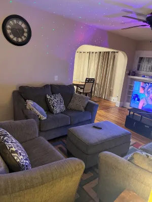 Charming 3-Bedroom Upper Unit Home - 2 étoiles