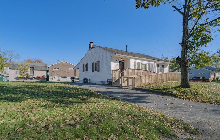 Charming 3-bedroom house with WiFi, AC in serene Linglestown